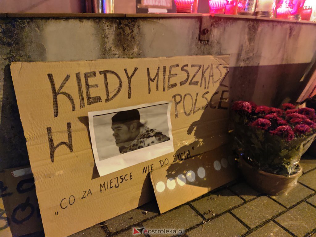 Strajk Kobiet. Znicze i kwiaty przed biurem PiS [1.11.2020] - zdjęcie #6 - eOstroleka.pl