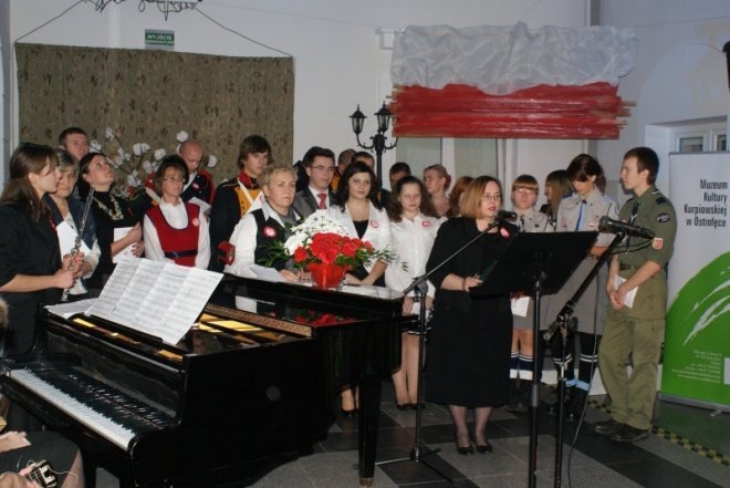 Obchody Święta Niepodległości w Muzeum Kultury Kurpiowskiej  (11.11.2010) - zdjęcie #8 - eOstroleka.pl