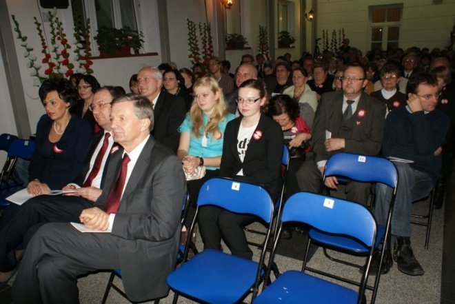 Obchody Święta Niepodległości w Muzeum Kultury Kurpiowskiej  (11.11.2010) - zdjęcie #6 - eOstroleka.pl