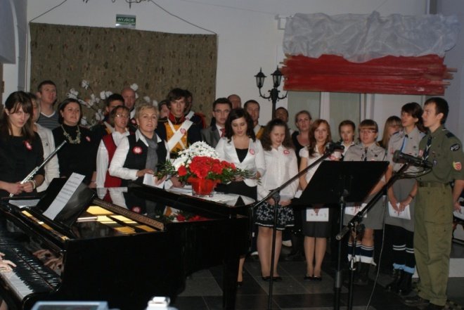 Obchody Święta Niepodległości w Muzeum Kultury Kurpiowskiej  (11.11.2010) - zdjęcie #4 - eOstroleka.pl