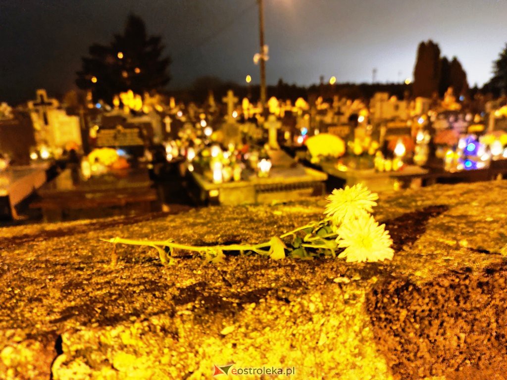 Cmentarz parafialny nocą [1.11.2020] - zdjęcie #4 - eOstroleka.pl
