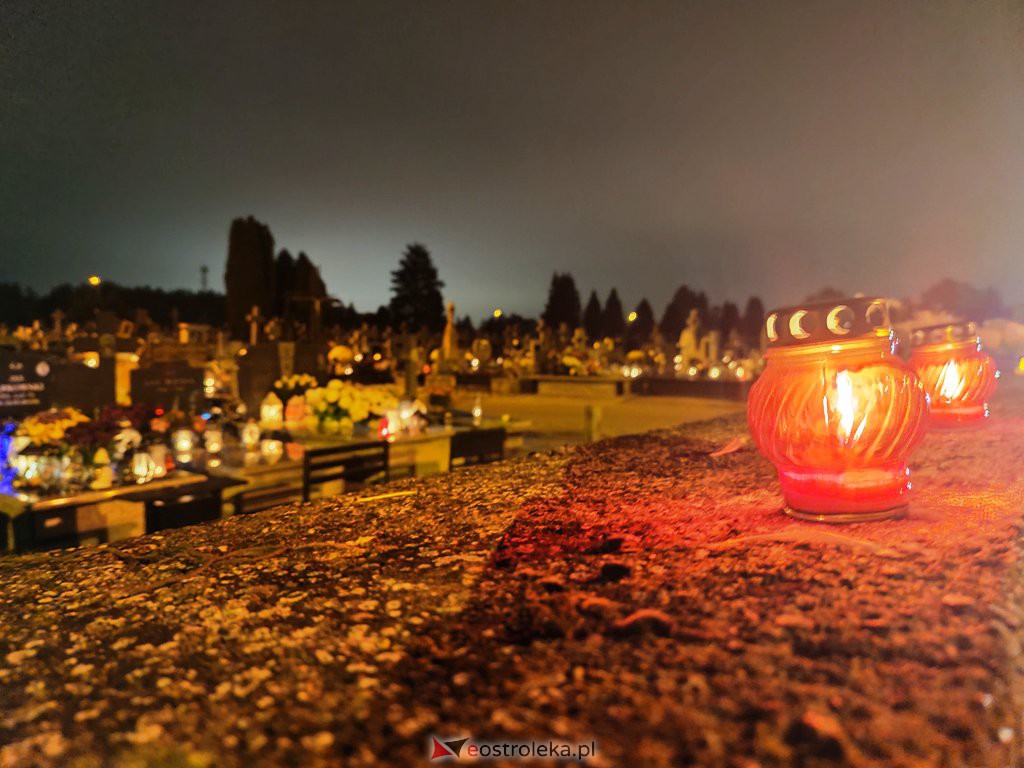 Cmentarz parafialny nocą [1.11.2020] - zdjęcie #5 - eOstroleka.pl