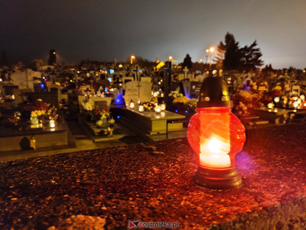 Cmentarz parafialny nocą [1.11.2020] - zdjęcie #7 - eOstroleka.pl