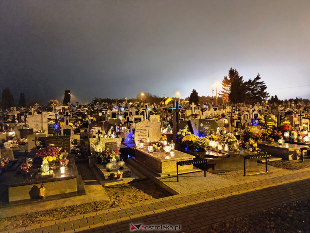 Cmentarz parafialny nocą [1.11.2020] - zdjęcie #8 - eOstroleka.pl