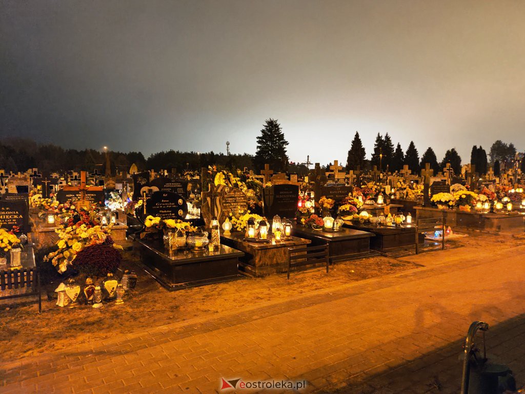 Cmentarz parafialny nocą [1.11.2020] - zdjęcie #11 - eOstroleka.pl