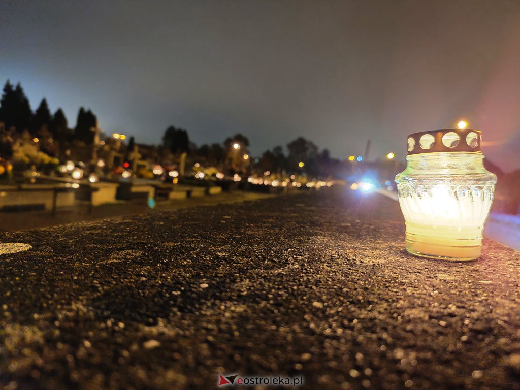 Cmentarz parafialny nocą [1.11.2020] - zdjęcie #10 - eOstroleka.pl
