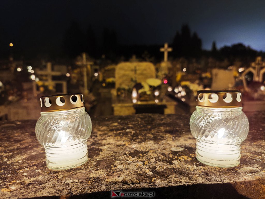Cmentarz parafialny nocą [1.11.2020] - zdjęcie #12 - eOstroleka.pl