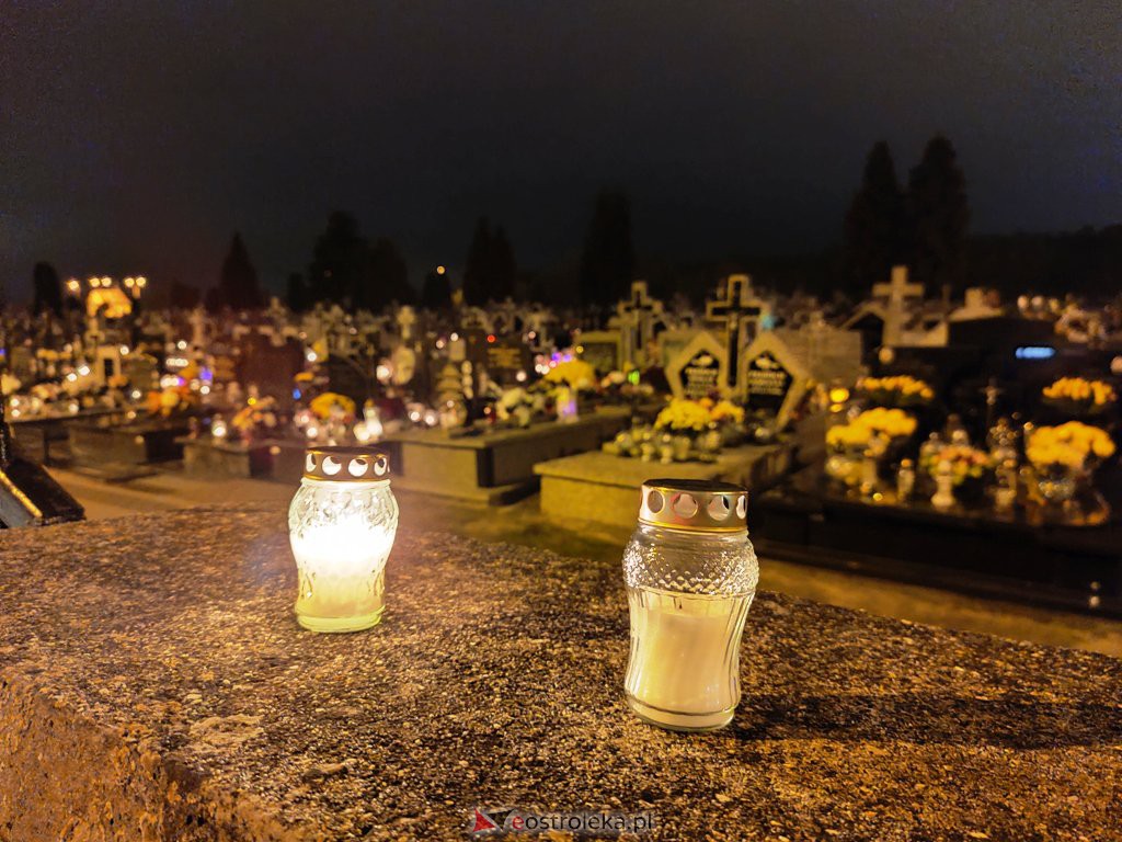 Cmentarz parafialny nocą [1.11.2020] - zdjęcie #13 - eOstroleka.pl