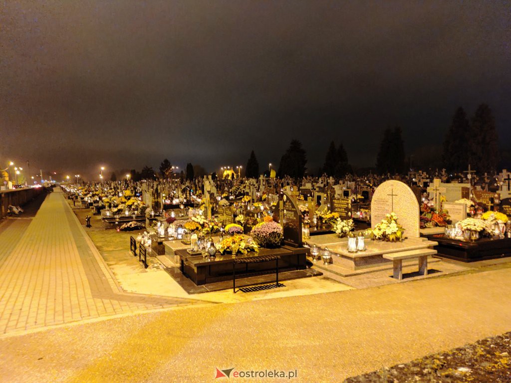 Cmentarz parafialny nocą [1.11.2020] - zdjęcie #14 - eOstroleka.pl