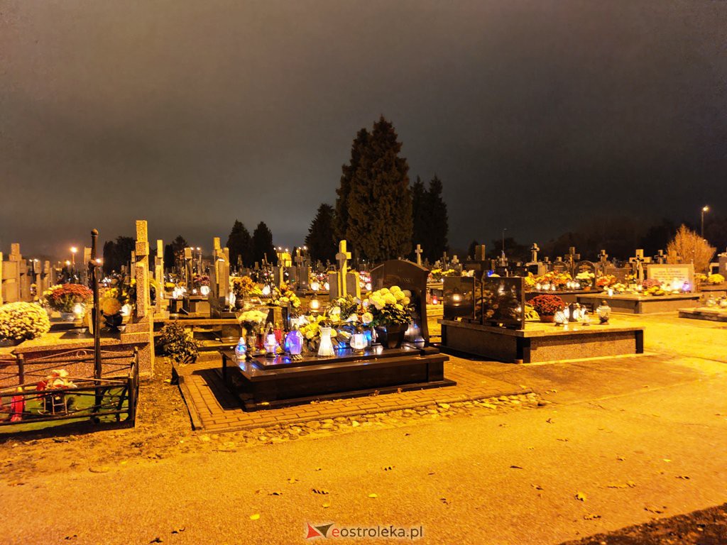 Cmentarz parafialny nocą [1.11.2020] - zdjęcie #15 - eOstroleka.pl