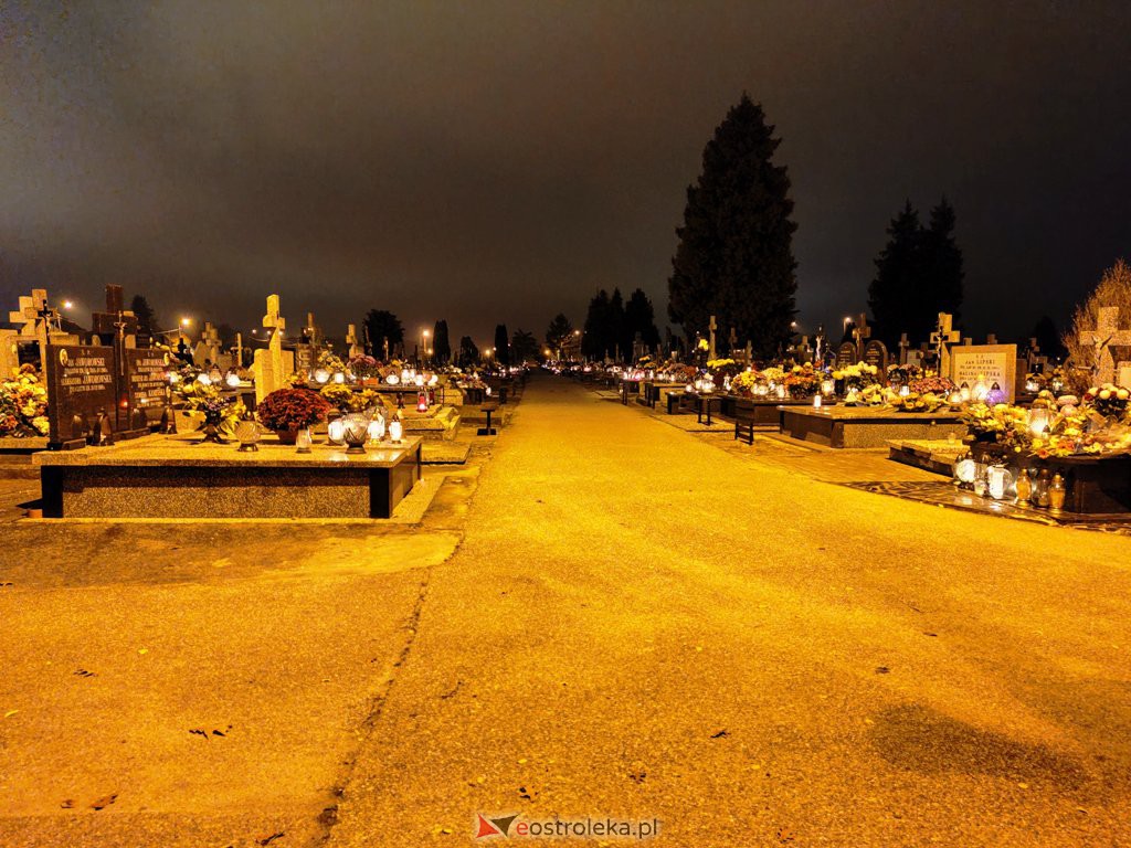 Cmentarz parafialny nocą [1.11.2020] - zdjęcie #16 - eOstroleka.pl