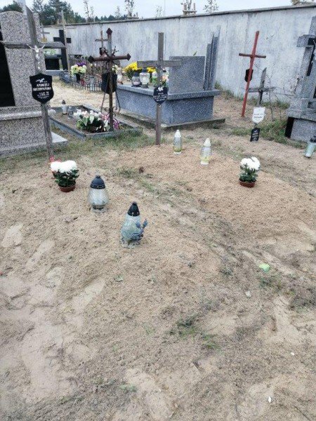 Osoby bezdomne posprzątały groby zapomnianych zmarłych [02.11.2020] - zdjęcie #1 - eOstroleka.pl