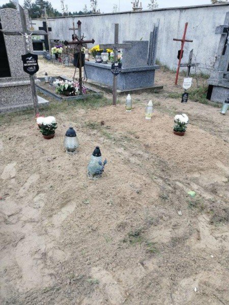 Osoby bezdomne posprzątały groby zapomnianych zmarłych [02.11.2020] - zdjęcie #16 - eOstroleka.pl