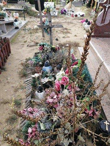 Osoby bezdomne posprzątały groby zapomnianych zmarłych [02.11.2020] - zdjęcie #2 - eOstroleka.pl