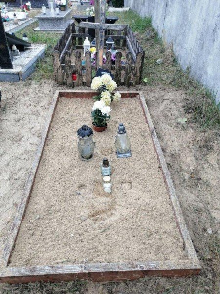 Osoby bezdomne posprzątały groby zapomnianych zmarłych [02.11.2020] - zdjęcie #3 - eOstroleka.pl