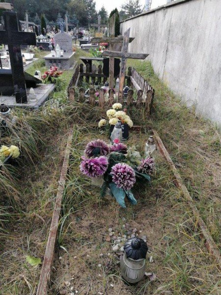 Osoby bezdomne posprzątały groby zapomnianych zmarłych [02.11.2020] - zdjęcie #4 - eOstroleka.pl