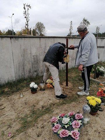 Osoby bezdomne posprzątały groby zapomnianych zmarłych [02.11.2020] - zdjęcie #5 - eOstroleka.pl