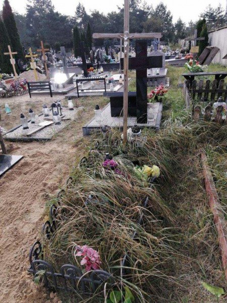Osoby bezdomne posprzątały groby zapomnianych zmarłych [02.11.2020] - zdjęcie #11 - eOstroleka.pl