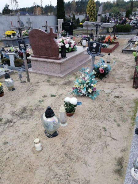 Osoby bezdomne posprzątały groby zapomnianych zmarłych [02.11.2020] - zdjęcie #7 - eOstroleka.pl
