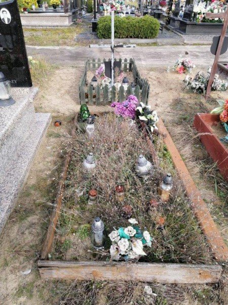 Osoby bezdomne posprzątały groby zapomnianych zmarłych [02.11.2020] - zdjęcie #9 - eOstroleka.pl