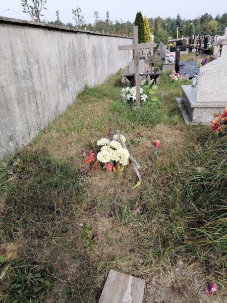 Osoby bezdomne posprzątały groby zapomnianych zmarłych [02.11.2020] - zdjęcie #9 - eOstroleka.pl