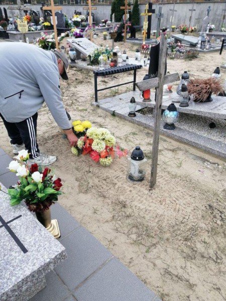 Osoby bezdomne posprzątały groby zapomnianych zmarłych [02.11.2020] - zdjęcie #10 - eOstroleka.pl