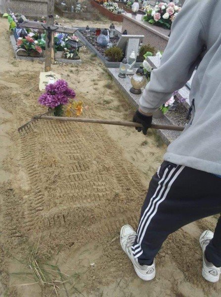 Osoby bezdomne posprzątały groby zapomnianych zmarłych [02.11.2020] - zdjęcie #12 - eOstroleka.pl