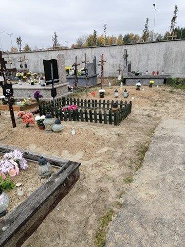 Osoby bezdomne posprzątały groby zapomnianych zmarłych [02.11.2020] - zdjęcie #13 - eOstroleka.pl