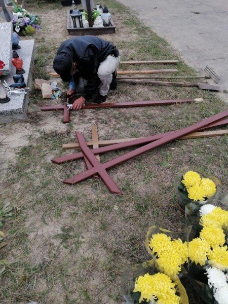 Osoby bezdomne posprzątały groby zapomnianych zmarłych [02.11.2020] - zdjęcie #15 - eOstroleka.pl