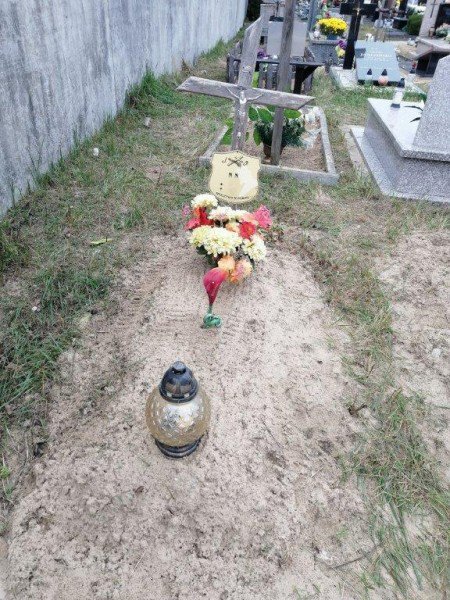 Osoby bezdomne posprzątały groby zapomnianych zmarłych [02.11.2020] - zdjęcie #16 - eOstroleka.pl