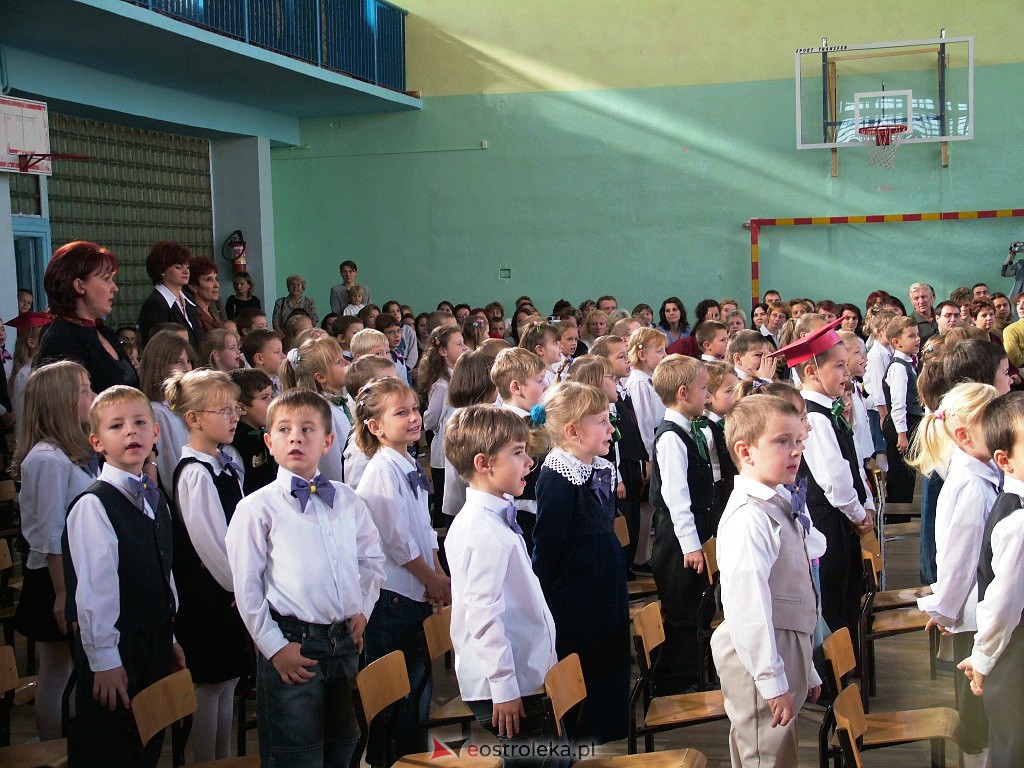 Ślubowanie na pierwszaka w SP 2 - rok szkolny 2004/2005 - zdjęcie #9 - eOstroleka.pl