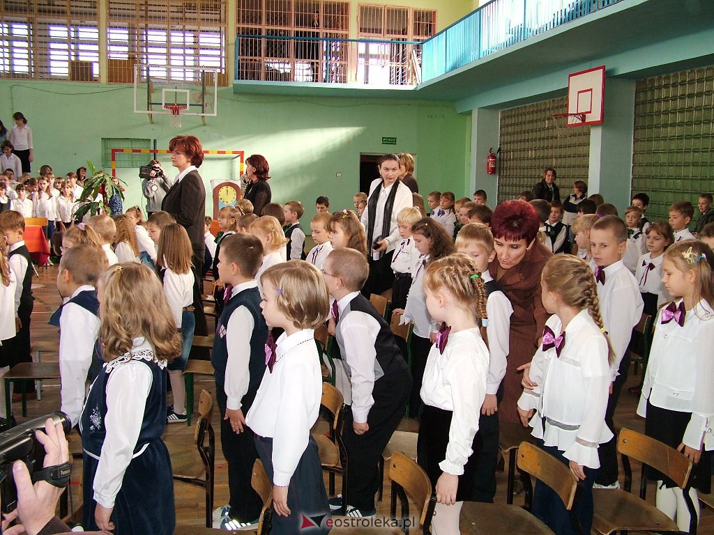 Ślubowanie na pierwszaka w SP 2 - rok szkolny 2004/2005 - zdjęcie #16 - eOstroleka.pl