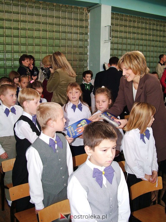 Ślubowanie na pierwszaka w SP 2 - rok szkolny 2004/2005 - zdjęcie #18 - eOstroleka.pl