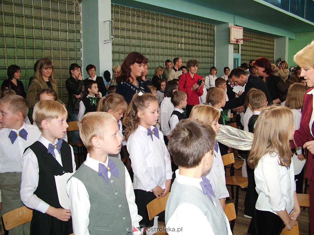 Ślubowanie na pierwszaka w SP 2 - rok szkolny 2004/2005 - zdjęcie #20 - eOstroleka.pl