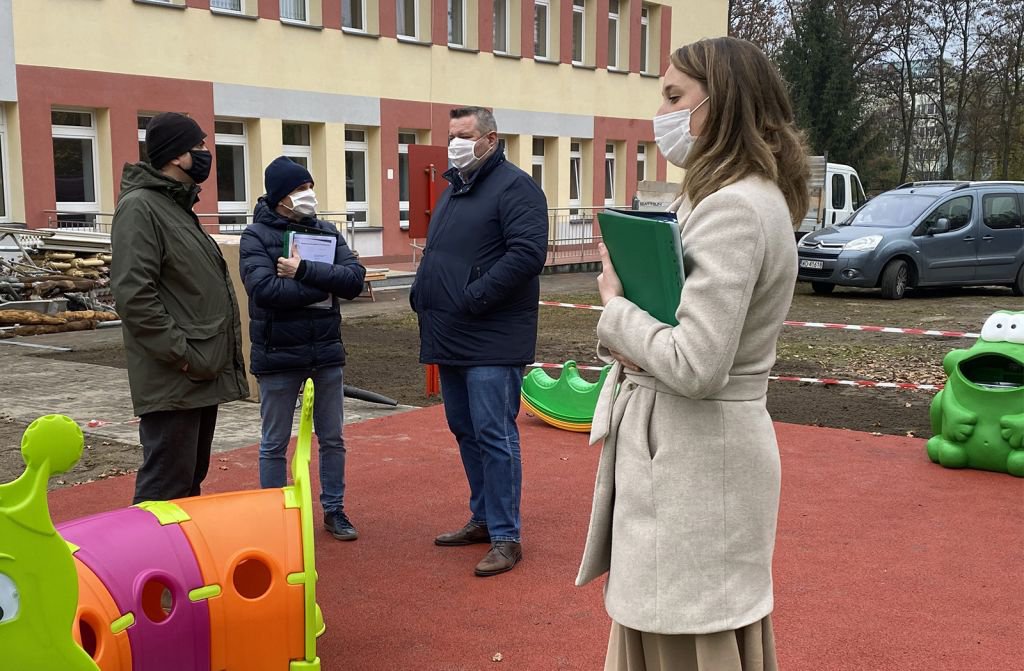 Plac zabaw przed miejskim żłobkiem oddany do użytku [17.11.2020] - zdjęcie #6 - eOstroleka.pl