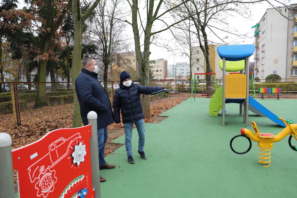 Plac zabaw przed miejskim żłobkiem oddany do użytku [17.11.2020] - zdjęcie #5 - eOstroleka.pl