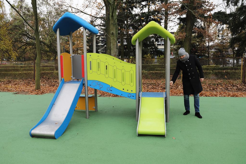 Plac zabaw przed miejskim żłobkiem oddany do użytku [17.11.2020] - zdjęcie #3 - eOstroleka.pl