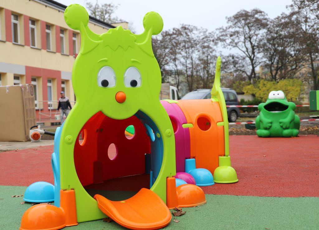 Plac zabaw przed miejskim żłobkiem oddany do użytku [17.11.2020] - zdjęcie #2 - eOstroleka.pl