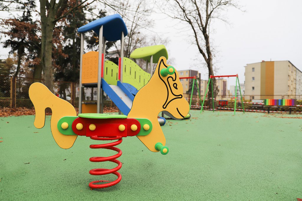 Plac zabaw przed miejskim żłobkiem oddany do użytku [17.11.2020] - zdjęcie #1 - eOstroleka.pl