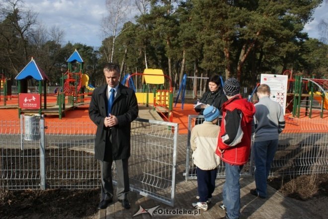 Odiór placu zabaw w parku miejskim (15.11.2010) - zdjęcie #7 - eOstroleka.pl