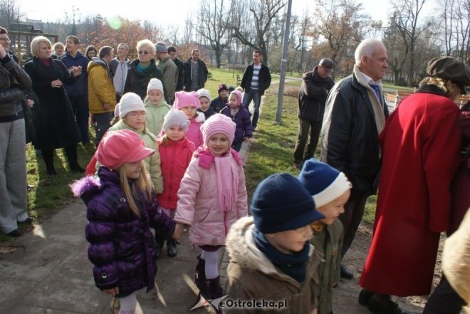 Odiór placu zabaw w parku miejskim (15.11.2010) - zdjęcie #8 - eOstroleka.pl