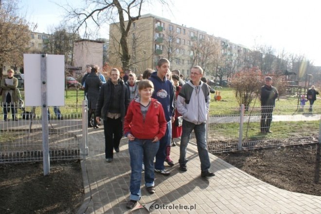 Odiór placu zabaw w parku miejskim (15.11.2010) - zdjęcie #39 - eOstroleka.pl