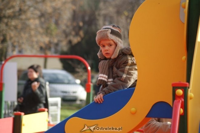 Odiór placu zabaw w parku miejskim (15.11.2010) - zdjęcie #31 - eOstroleka.pl