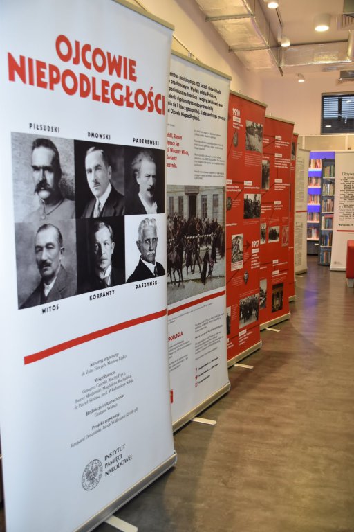 „Ojcowie Niepodległości” – patriotyczna wystawa w bibliotece w Kadzidle [19.11.2020] - zdjęcie #10 - eOstroleka.pl