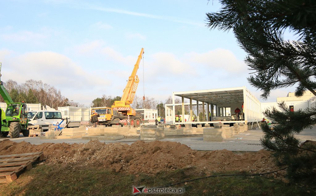 Budowa szpitala tymczasowego w Ostrołęce. Tempo prac nie zwalnia [04.12.2020] - zdjęcie #15 - eOstroleka.pl