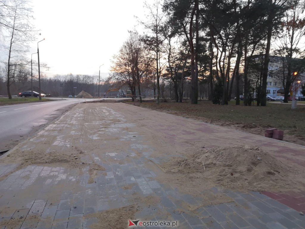 Wymiana chodnika oraz budowa ścieżki rowerowej przy ulicy Poznańskiej  - zdjęcie #1 - eOstroleka.pl