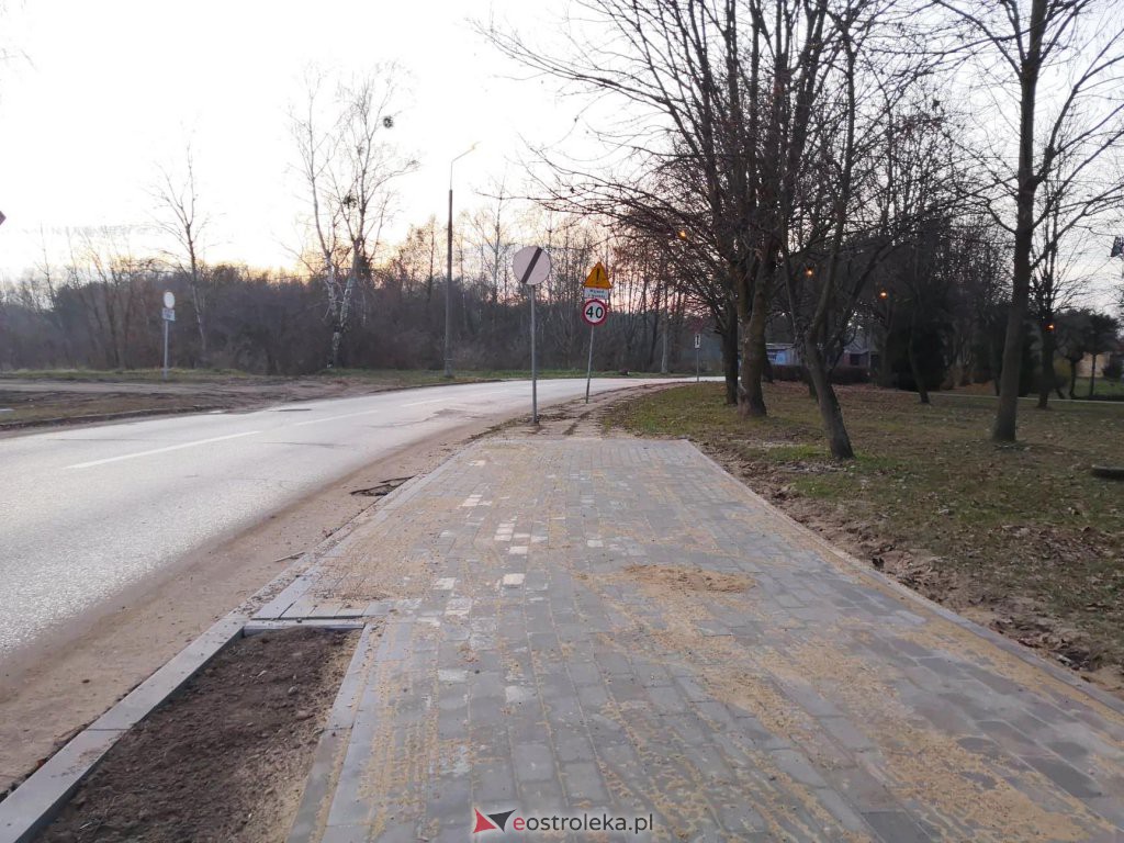 Wymiana chodnika oraz budowa ścieżki rowerowej przy ulicy Poznańskiej  - zdjęcie #2 - eOstroleka.pl