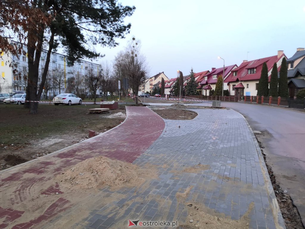 Wymiana chodnika oraz budowa ścieżki rowerowej przy ulicy Poznańskiej  - zdjęcie #9 - eOstroleka.pl