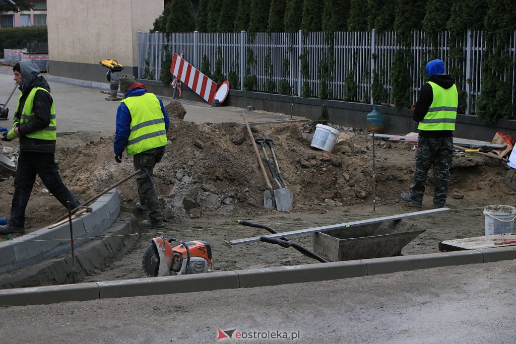 Budowa drogi dojazdowej do miejskiej 16-tki na finiszu [10.12.2020] - zdjęcie #3 - eOstroleka.pl