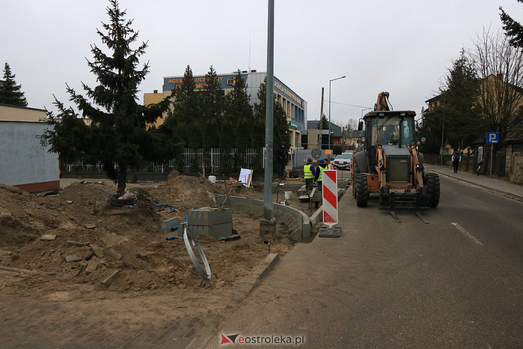 Budowa drogi dojazdowej do miejskiej 16-tki na finiszu [10.12.2020] - zdjęcie #1 - eOstroleka.pl